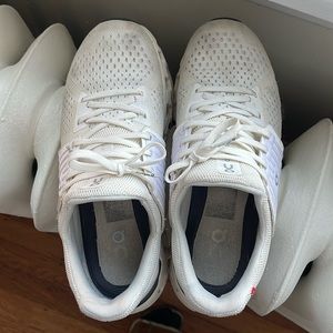 On cloudswift running shoe